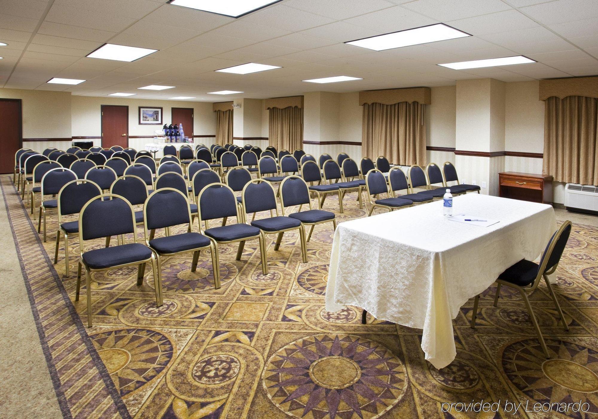 Holiday Inn Express Toledo-Oregon By Ihg Зручності фото